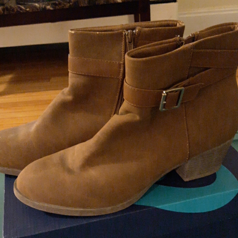 Boot ankle heels